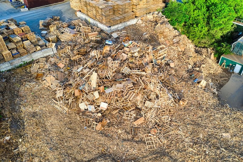 plastic vs wooden pallets - broken wooden pallets